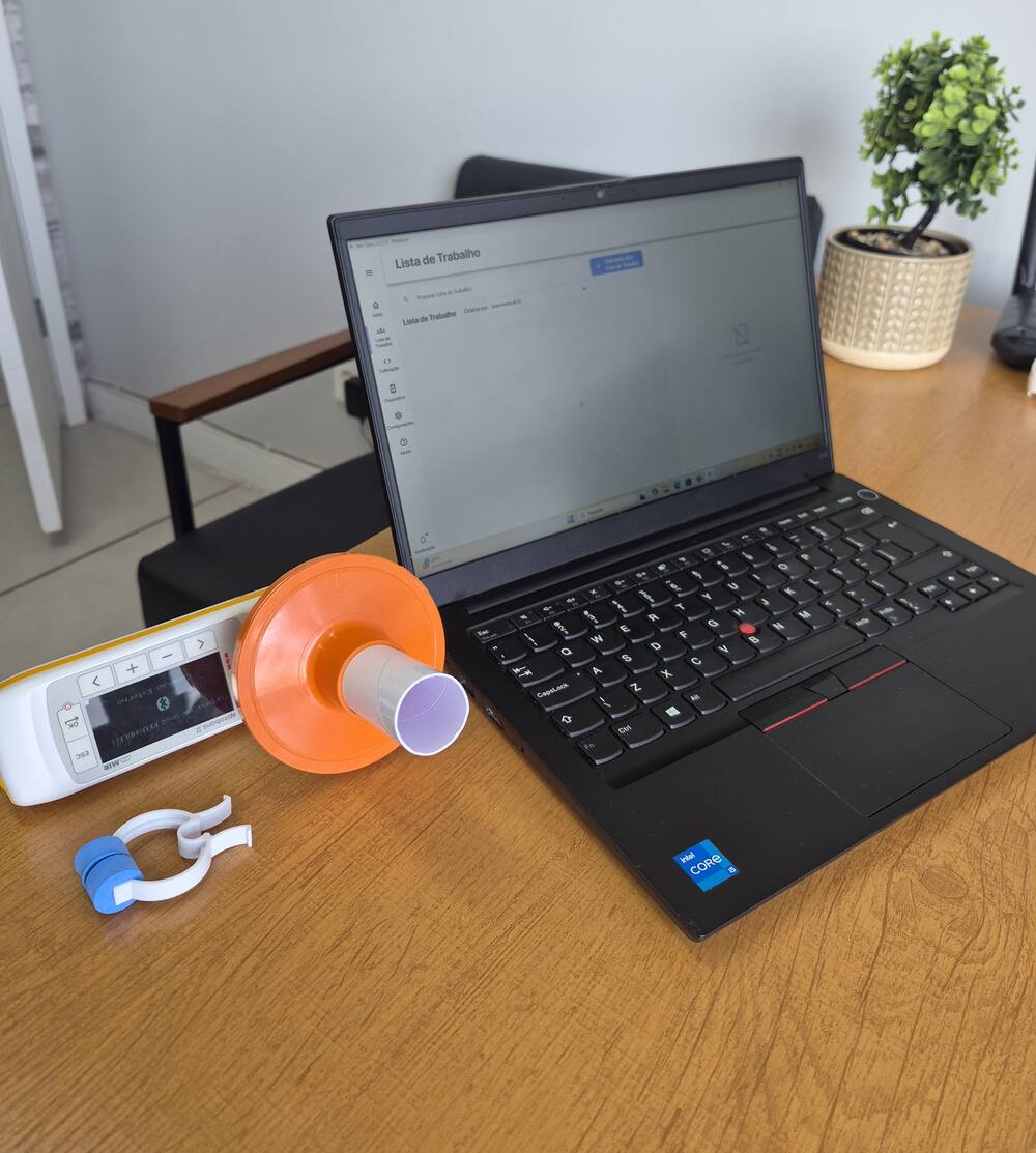 Espirômetro MIR Spirobank II com bocal e clipe nasal, ao lado do notebook com o software MIR Spiro, usado pela SoproLife no atendimento